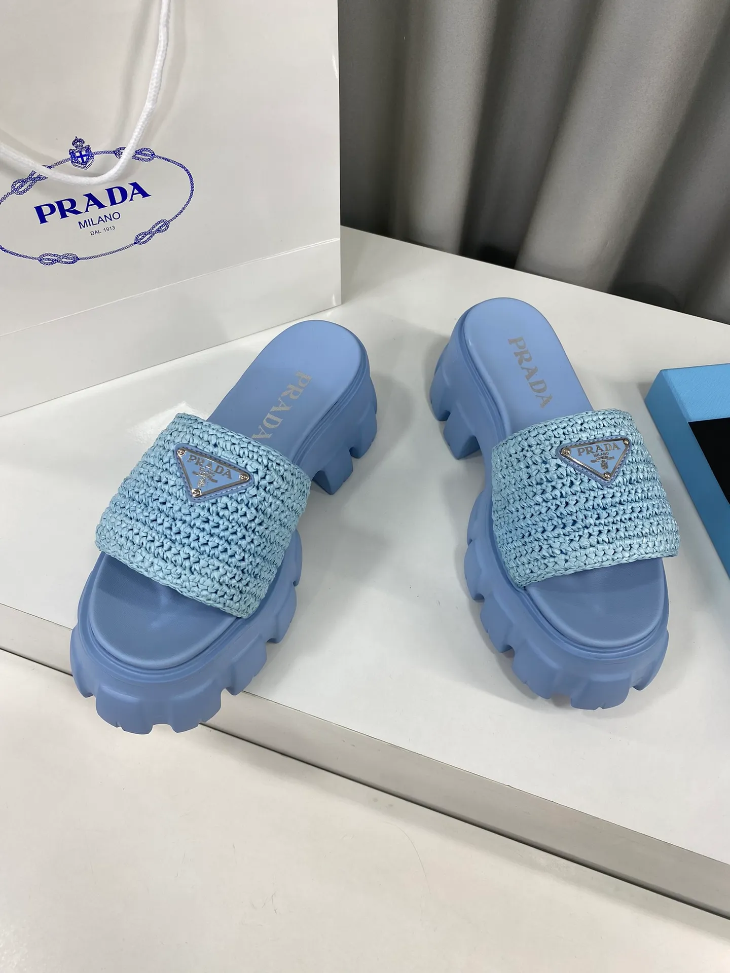 💕💕Factory direct selling price p460💕💕 Prada's latest tooth-woven thick-soled triangle buckle slippers☑️ Latest environmentally friendly PP material, fully handmade crochet, just like knitting sweaters, slow work and meticulous work, retro fashionable thick-soled shoes, with rubber uppers, making the whole pair of shoes light and comfortable. Bright colors, a variety of choices to meet the needs of fashionable people with different styles! The iconic metal triangle logo is paired with the shape of ancient beach slippers. Every design element is fashionable! Size: Women's 35-39 (34, 40, custom-made, non-returnable) Full set of counter original packaging